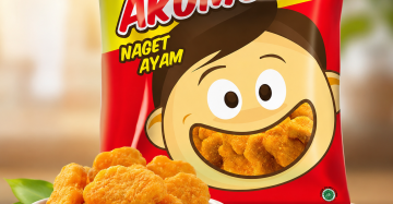 Nugget Akumo ayam crispy siap saji disajikan di meja makan keluarga bernuansa islami bersama keluarga bahagia