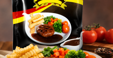 Siswa sedang menikmati Bernardi Burger Steak sebagai bekal sekolah praktis dari frozen food berkualitas